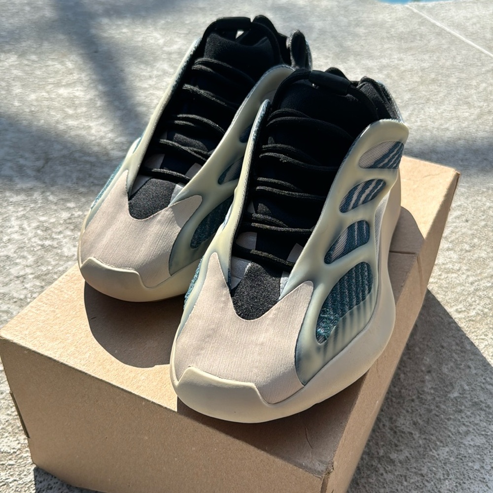 Yezzy 700 v3 kyantie